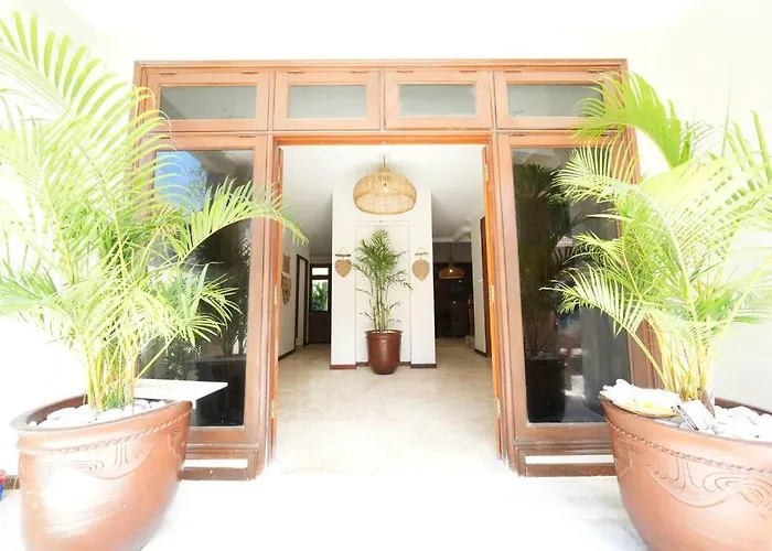 Marie - - 6 Bedroom 4 Bathroom - Great Location ! *