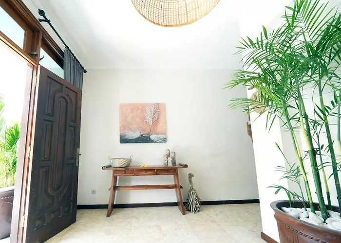 Villa Marie - - 6 Bedroom 4 Bathroom - Great Location !