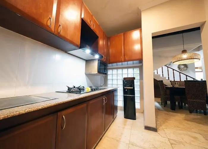 Villa Marie - - 6 Bedroom 4 Bathroom - Great Location !