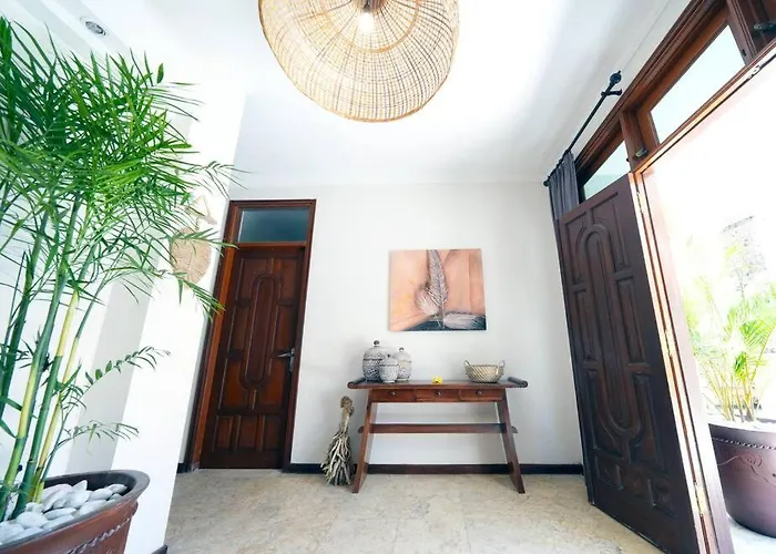 Marie - - 6 Bedroom 4 Bathroom - Great Location ! *