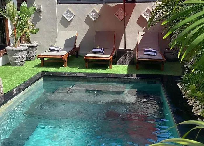 Villa Marie - - 6 Bedroom 4 Bathroom - Great Location ! Kuta Lombok